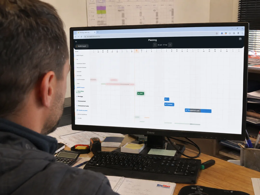 Un gérant organise les phases de ses chantiers dans le planning Gantt de l'espace web BatiSnap